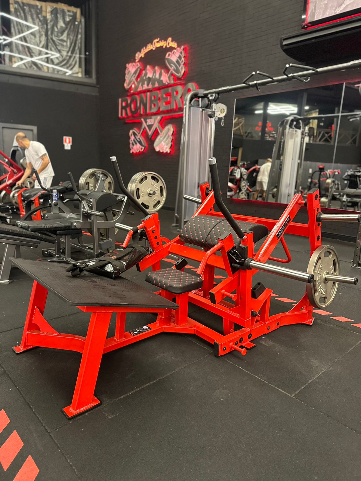 elevação pélvica Plate-Loaded Glute Drive